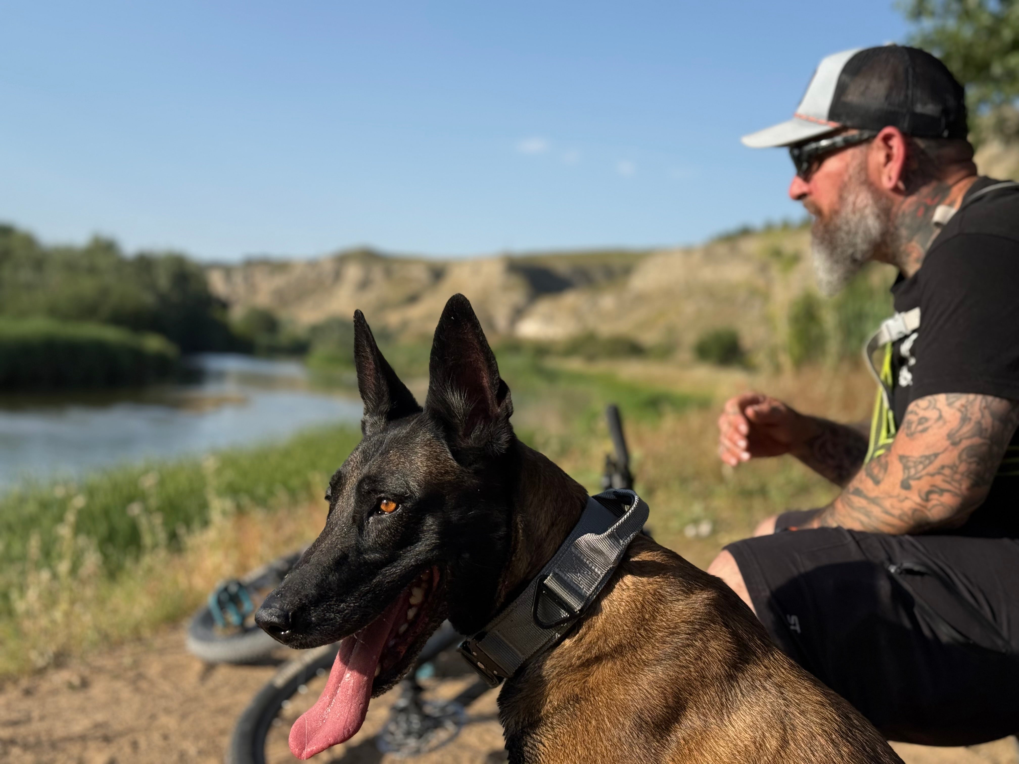 Vínculo entre persona y perro con collar táctico Godthund K9 — el tiempo que importa