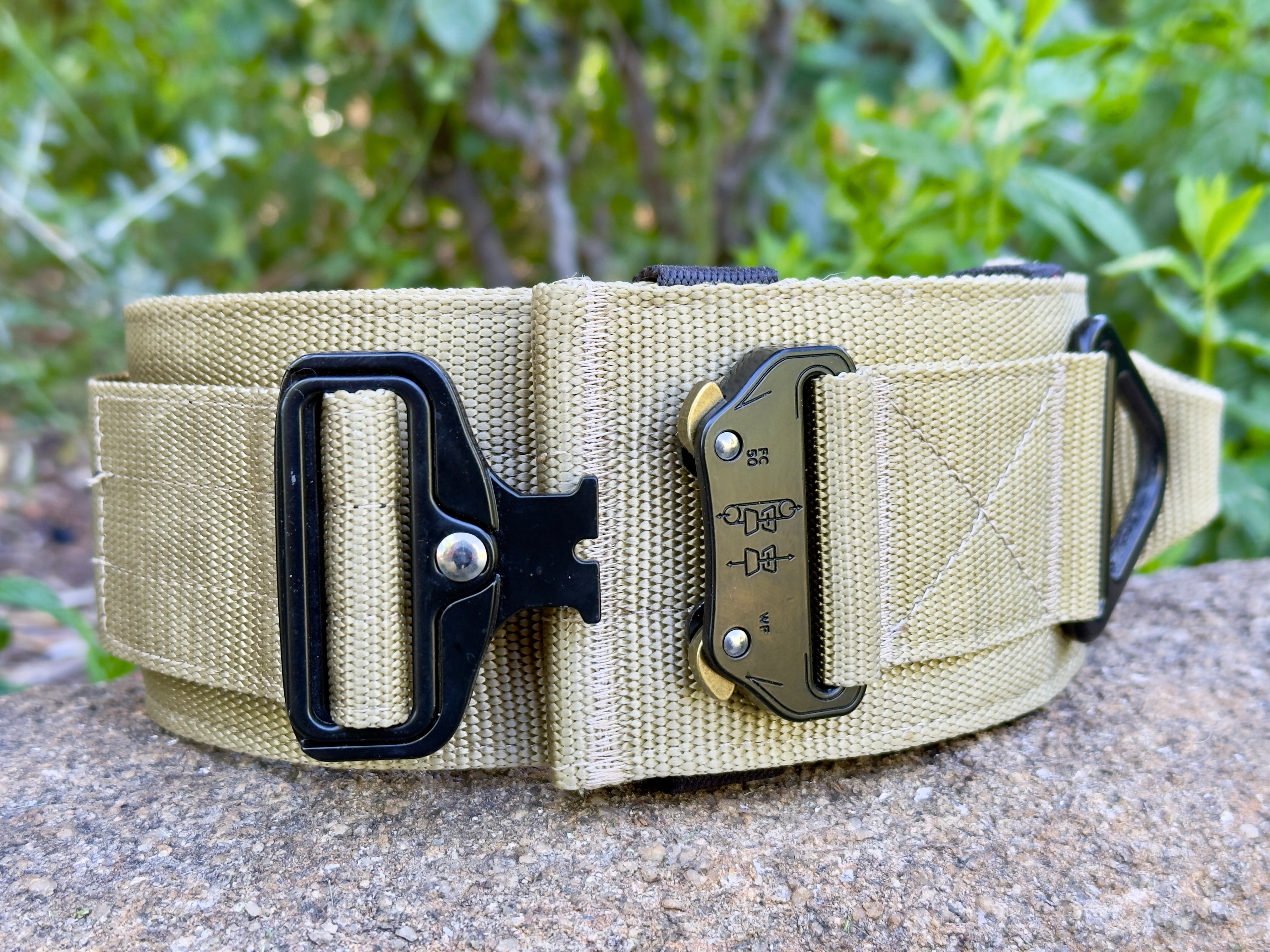 Collar táctico militar coyote K9 Godthund detalle cierre Cobra hebilla liberación rápida apertura