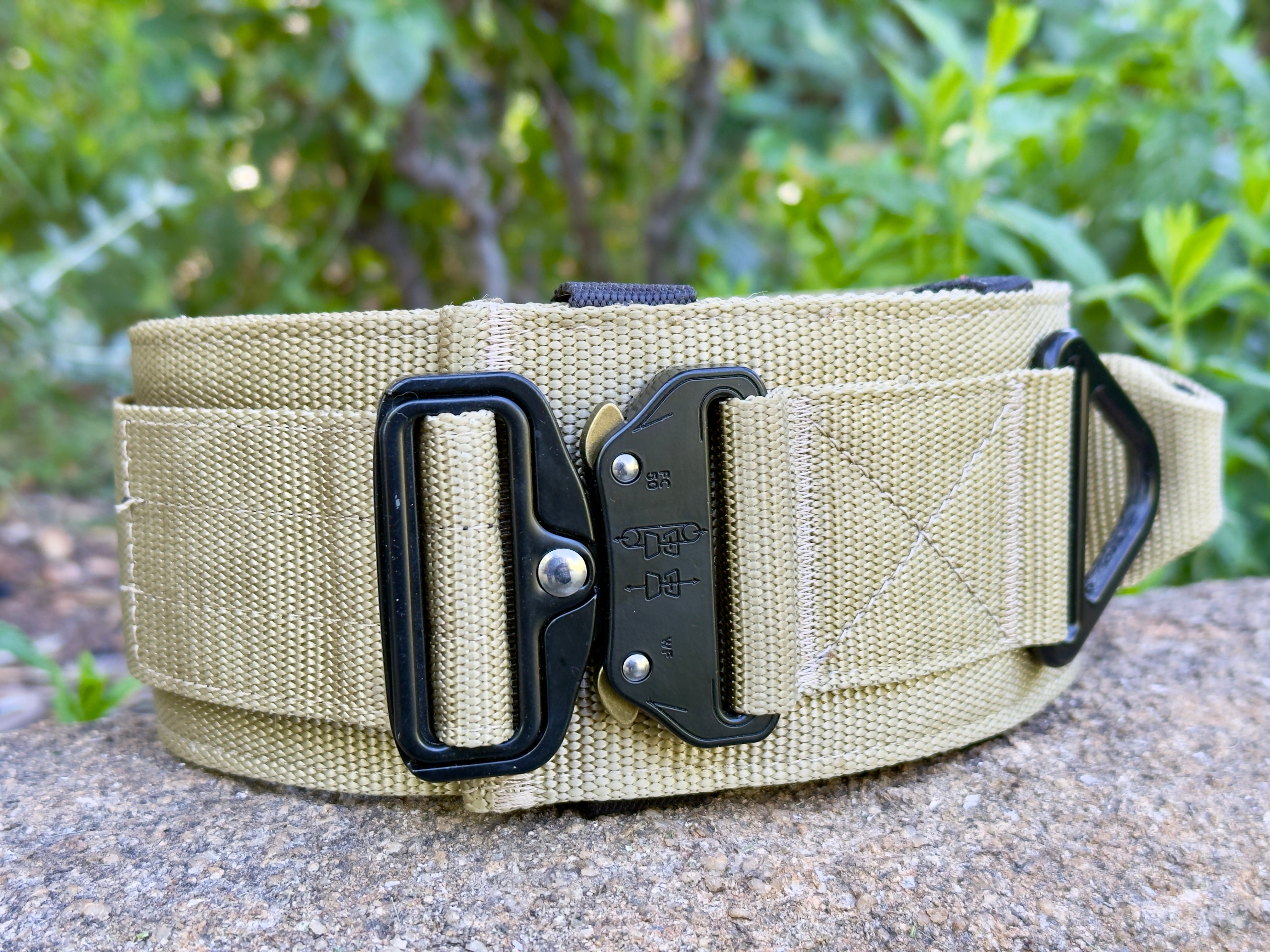 Collar táctico militar coyote K9 Godthund detalle cierre Cobra hebilla liberación rápida