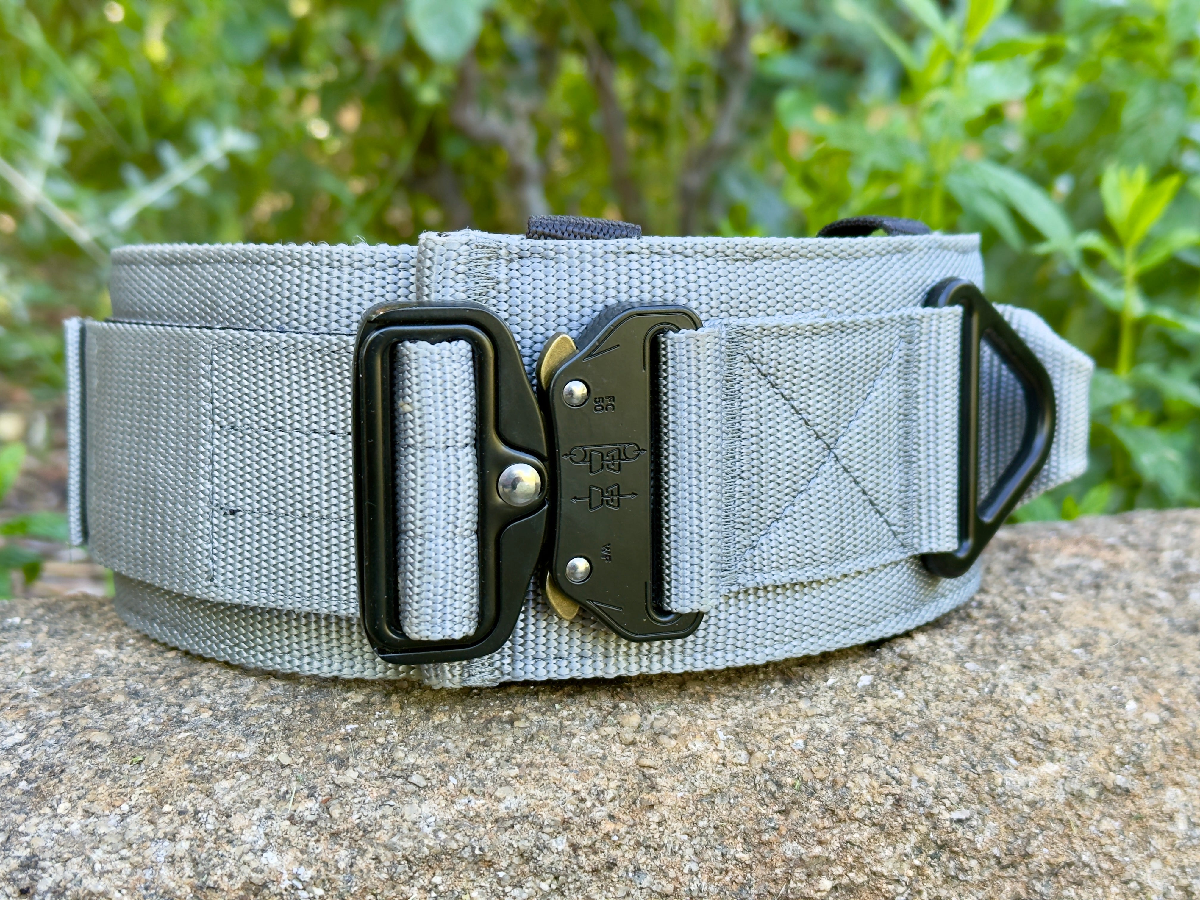 Collar táctico militar gris K9 Godthund detalle cierre Cobra hebilla liberación rápida