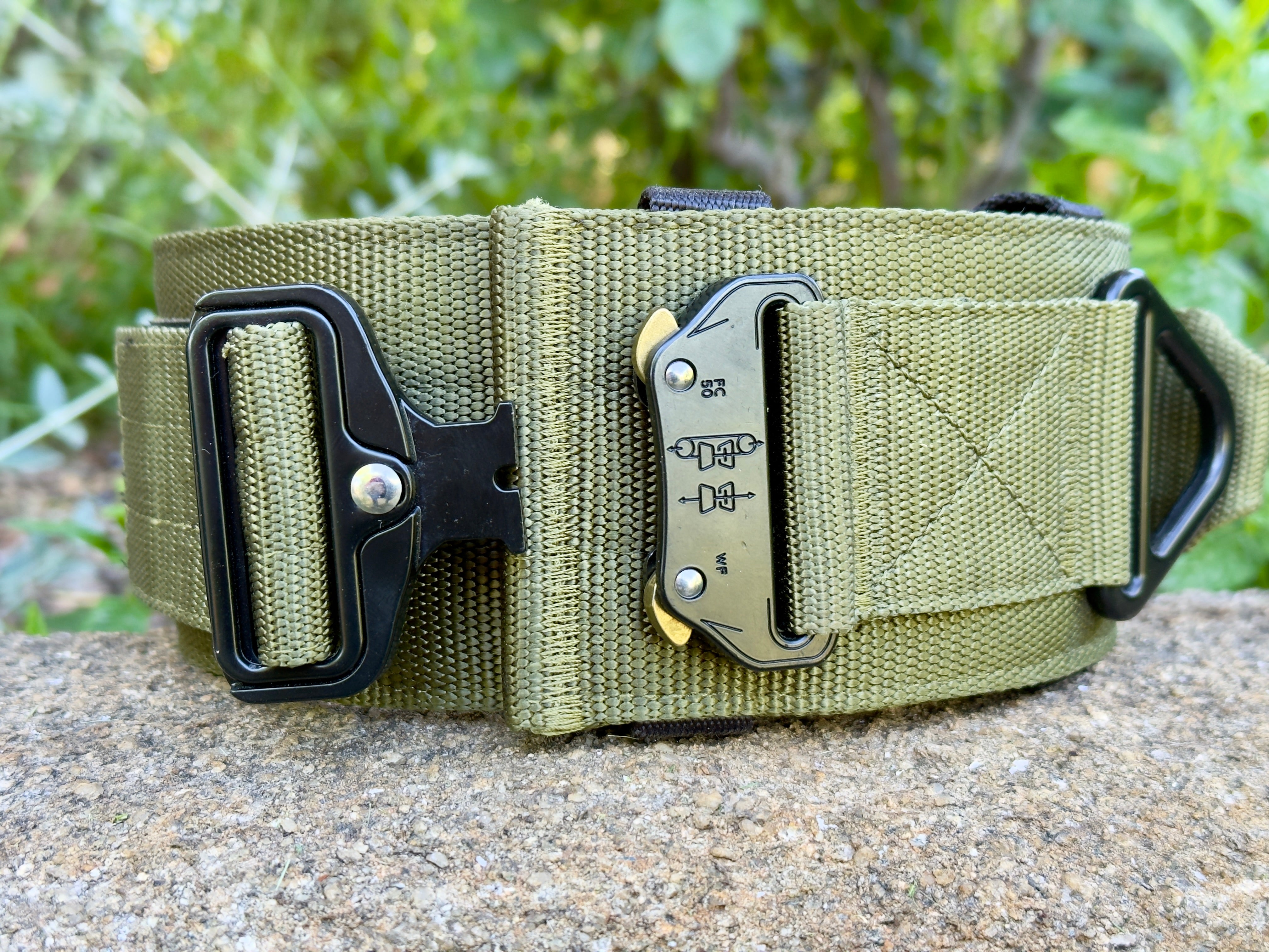 Collar táctico militar verde K9 Godthund abierto detalle cierre Cobra hebilla liberación rápida