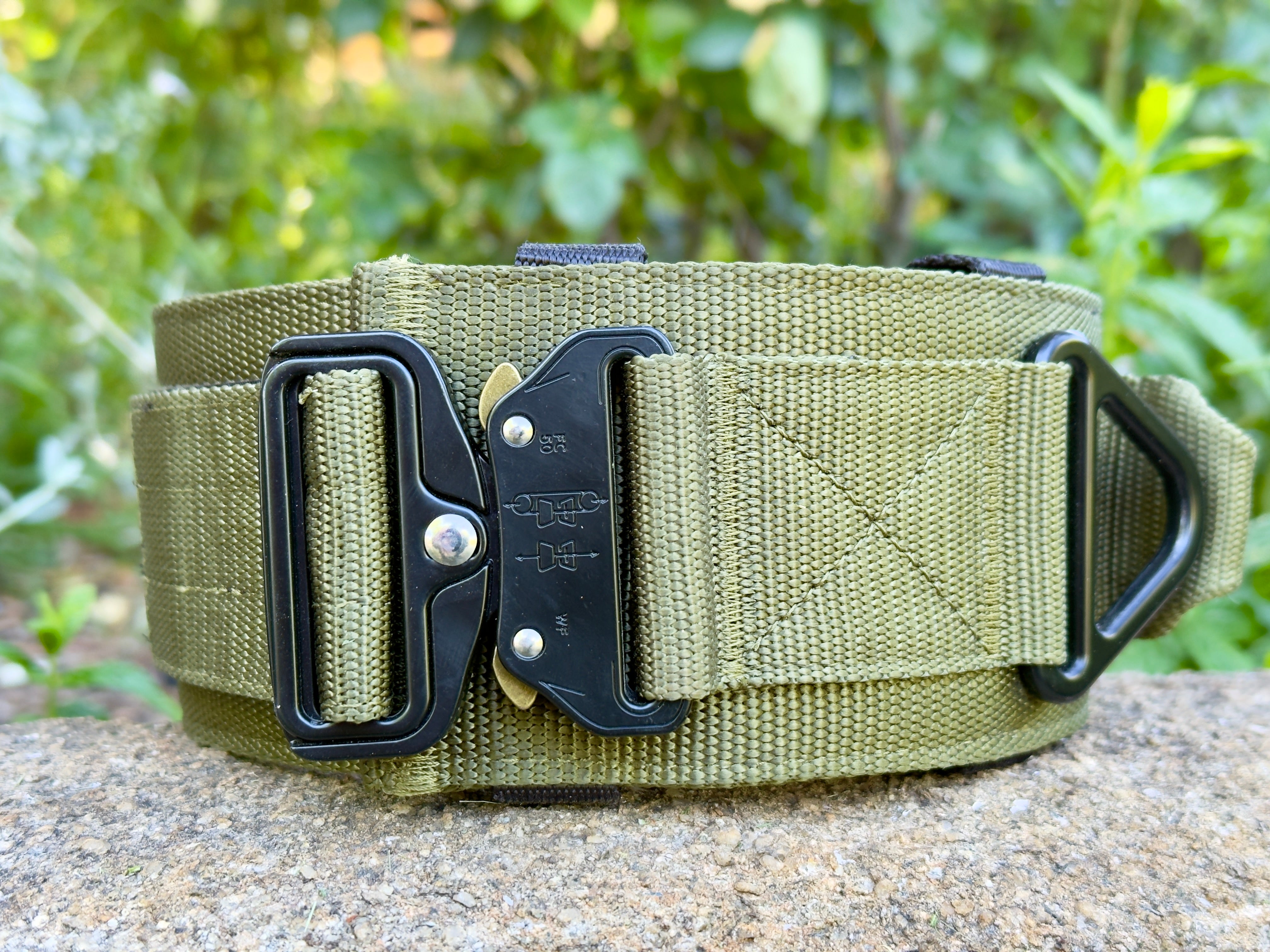 Collar táctico militar verde K9 Godthund detalle cierre Cobra hebilla liberación rápida