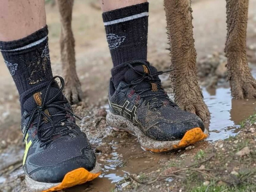 Zapatillas embarradas tras la salida al campo — la vida que viene con un perro de trabajo · Godthund