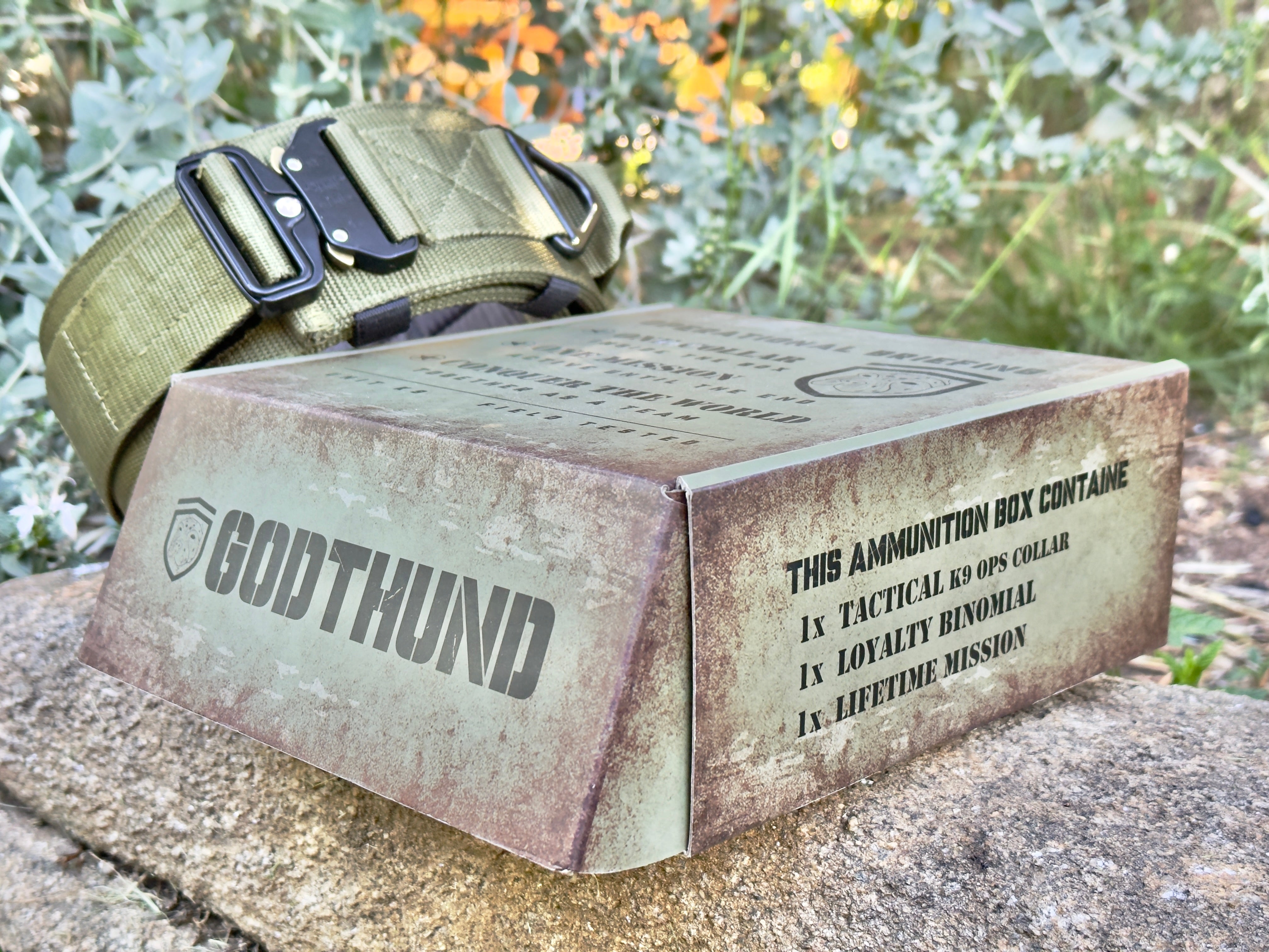 Caja Operational Briefing de Godthund con el collar táctico K9 verde oliva — así llega tu pedido